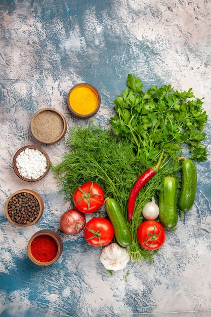 Vista de cima verduras frescas com vegetais e temperos no fundo claro