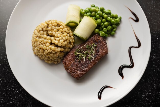 Vista de comida em uma cozinha profissional