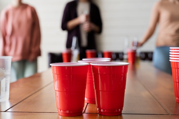 Foto grátis vista de copos de plástico usados para cerveja pong em uma festa