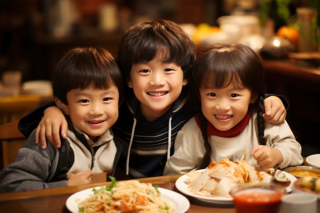 Vista de crianças assistindo ao jantar de reunião do Ano Novo chinês