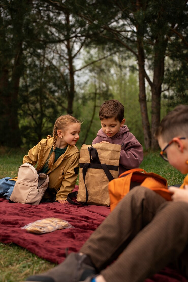 Foto grátis vista de crianças com mochilas passando tempo na natureza ao ar livre