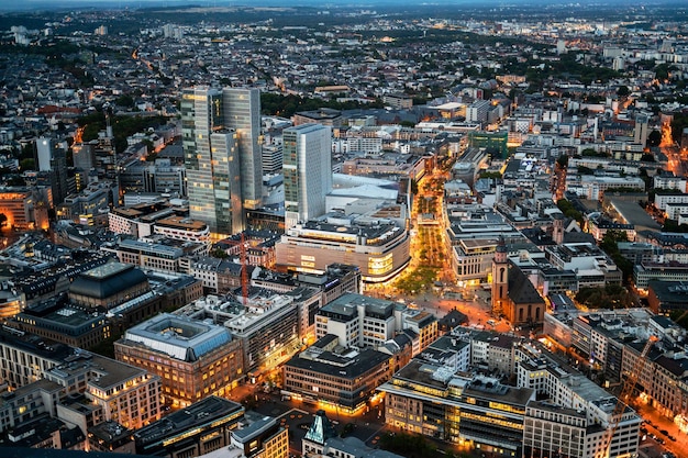 Vista de Frankfurt de um arranha-céu ao pôr do sol na Alemanha