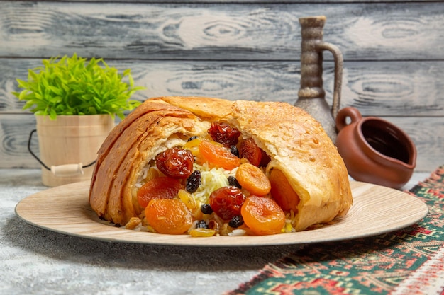 Vista de frente, o saboroso shakh plov prato de arroz cozido com passas