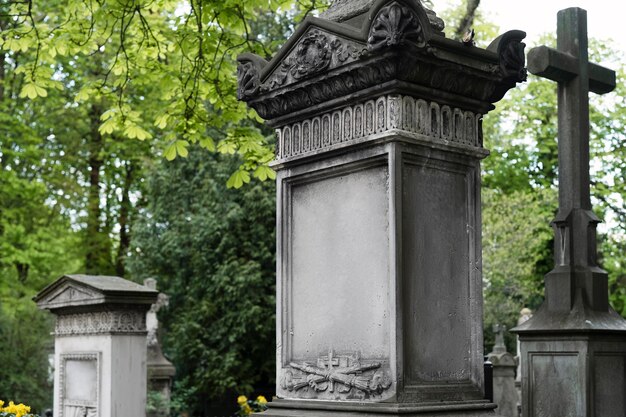 Vista de lápides no cemitério