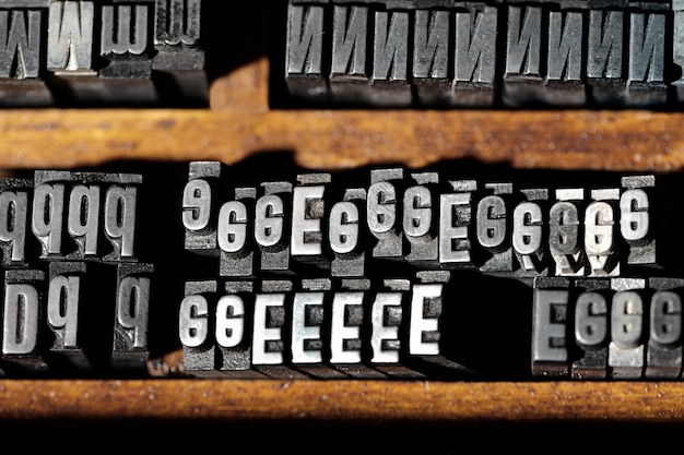 Vista de letras tipográficas metálicas