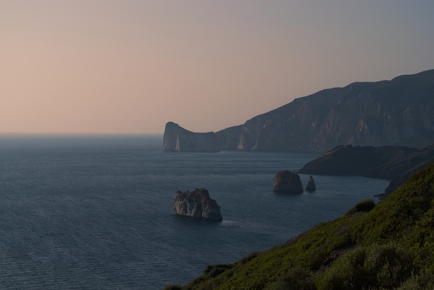 Vista de manhã cedo de um litoral panorâmico de Porto Corallo em Nebida, Itália