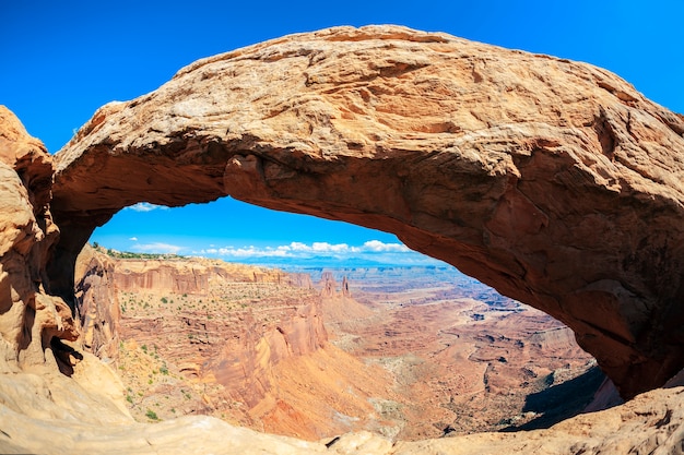 Vista de mesa arch, parque nacional canyonlands, utah, eua Foto gratuita