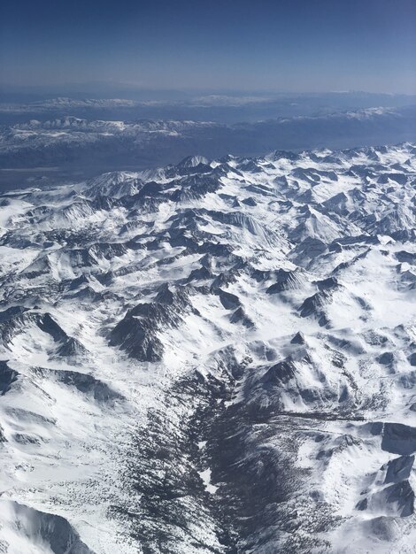 Vista de montanhas nevadas