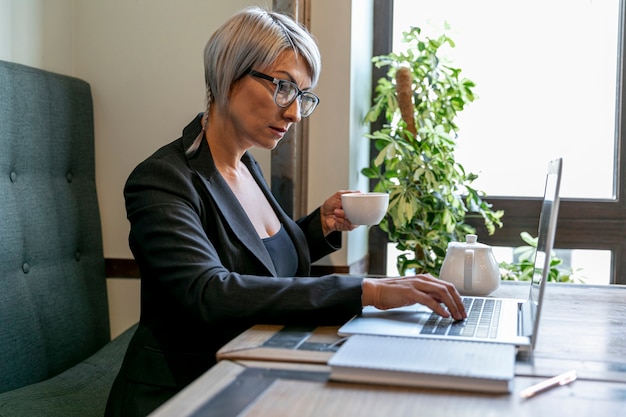 Vista de negócios mulher de negócios no escritório