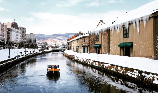 Vista de Otaru Canel na temporada de inverno com barco turístico de assinatura, Hokkaido - Japão.