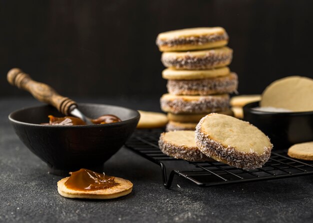 Foto grátis vista de perto do delicioso arranjo de alfajores