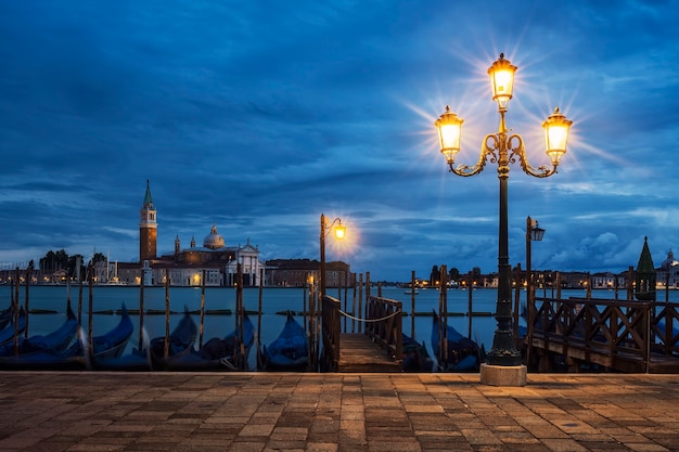 Vista de san giorgio maggiore de veneza à noite, itália.