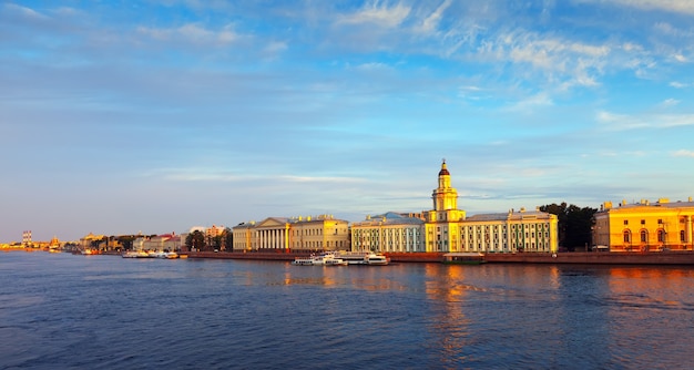 Vista de São Petersburgo. Embankment Universitetskaya