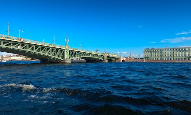 Foto grátis vista de são petersburgo. ponte da trindade