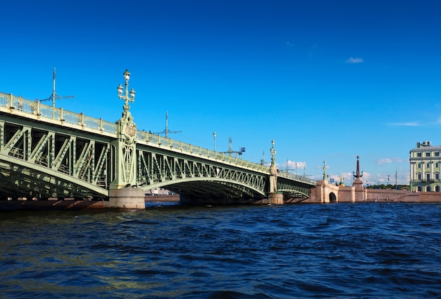 Foto grátis vista de são petersburgo. ponte da trindade