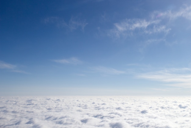 Vista de um avião em uma cobertura de nuvens fechada, um terço das nuvens