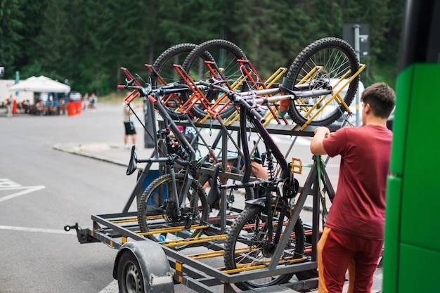 Vista de um estacionamento vertical móvel para bicicletas com um homem próximo em brasov, romênia