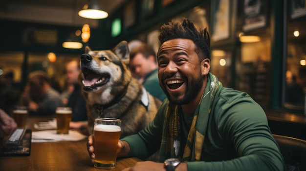 Vista de um homem rindo no bar com cão e cerveja