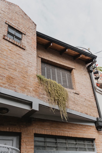 Foto grátis vista de uma casa na cidade com janelas