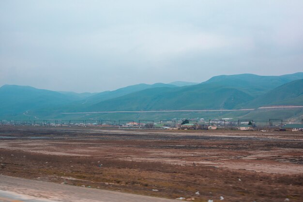 Vista de uma cidade através das montanhas