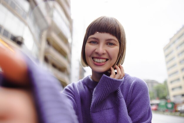 Vista de uma linda mulher sorrindo para a câmera