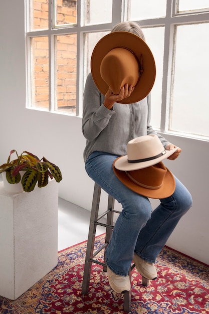 Vista de uma mulher usando um elegante chapéu fedora