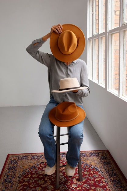 Vista de uma mulher usando um elegante chapéu fedora