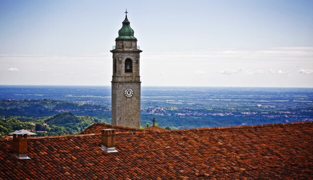 Vista de uma torre do relógio com um céu azul na superfície