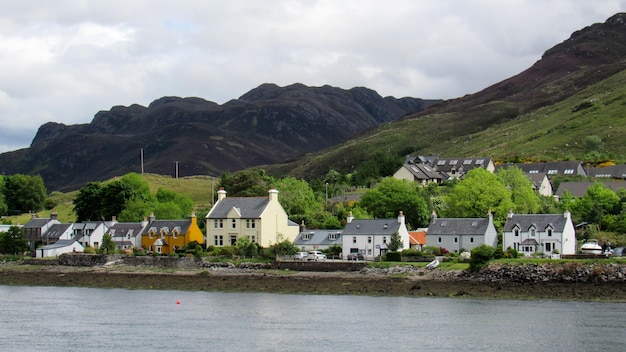 Vista de uma vila no Loch Duich Escócia Reino Unido