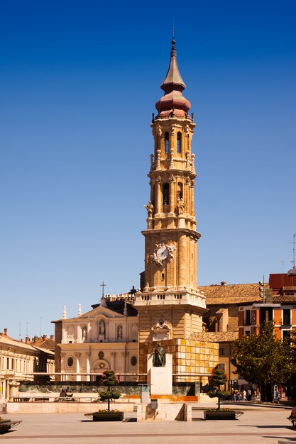 Vista de verão da Catedral de la Seo