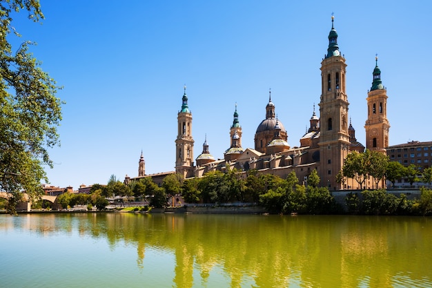 Vista de verão da catedral em Zaragoza