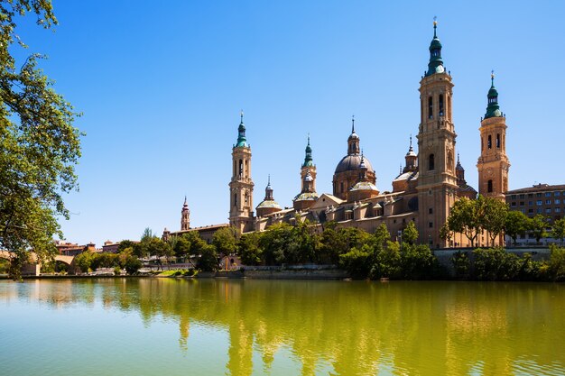 Vista de verão da catedral em Zaragoza