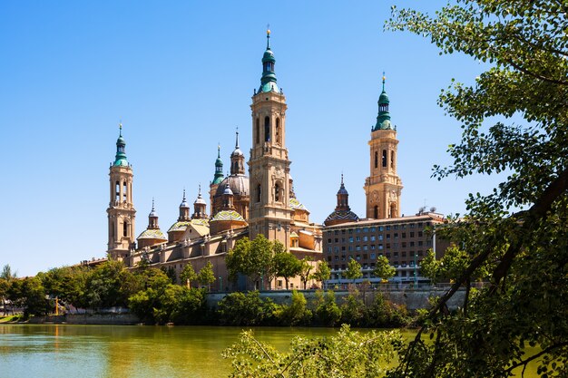 Vista de verão da Catedral em Zaragoza