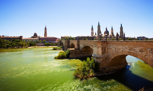 Foto grátis vista de zaragoza. ponte de pedra e catedral