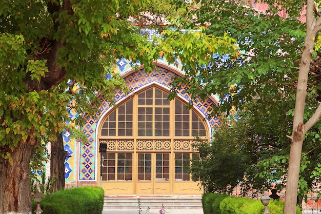 Vista deslumbrante da fachada da mesquita azul do pátio, distrito de kentron, yerevan, armênia