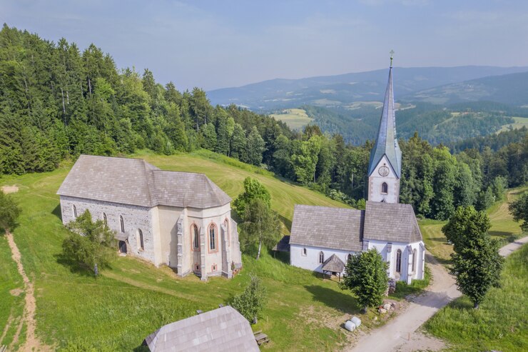 Foto grátis vista deslumbrante da igreja lese na eslovênia cercada pela natureza