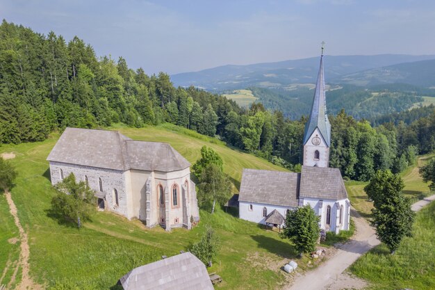 Vista deslumbrante da igreja Lese na Eslovênia cercada pela natureza