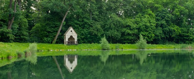 Vista deslumbrante da natureza exuberante e seu reflexo na água no Parque Maksimir em Zagreb, Croácia