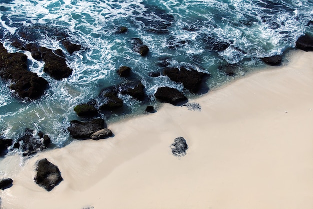 Vista deslumbrante da praia selvagem.