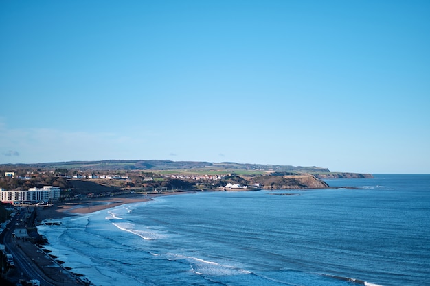 Foto grátis vista deslumbrante da rua à beira-mar e céu azul claro