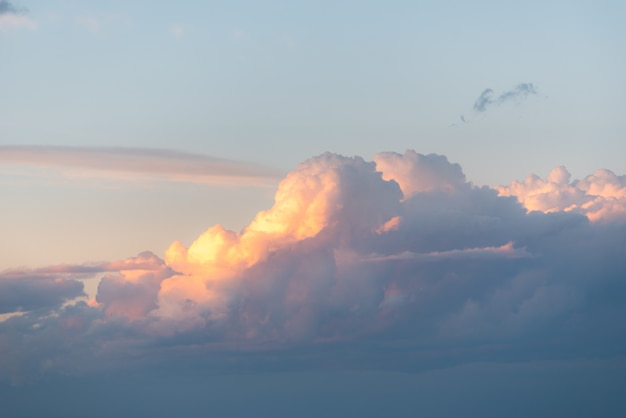 Vista deslumbrante das nuvens no céu da manhã