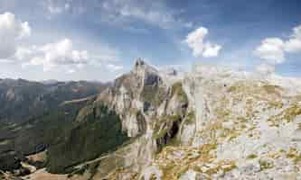 Foto grátis vista deslumbrante de belas montanhas