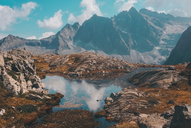 Foto grátis vista deslumbrante de um lago calmo cercado por montanhas durante o dia