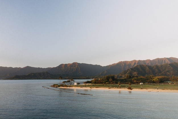 Vista deslumbrante de uma bela praia com céu azul claro