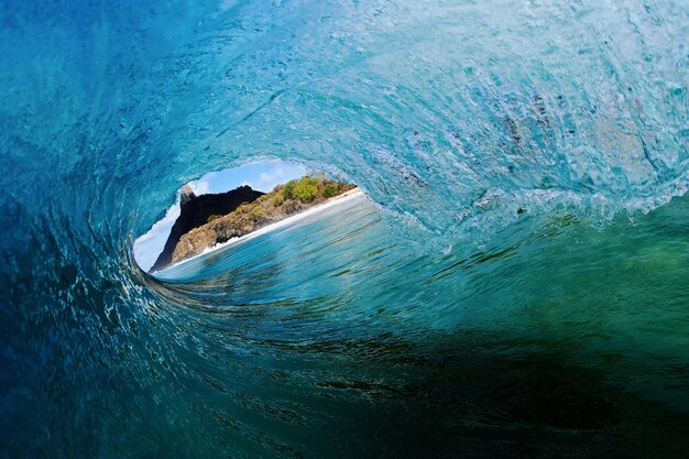 Vista deslumbrante de uma onda - o conceito de surf