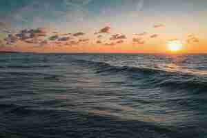 Foto grátis vista deslumbrante do oceano sob o pôr do sol capturado em domburg, holanda