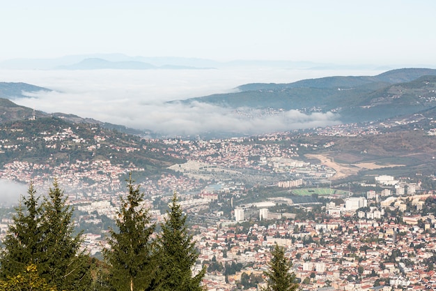 Foto grátis vista deslumbrante sobre edifícios e natureza