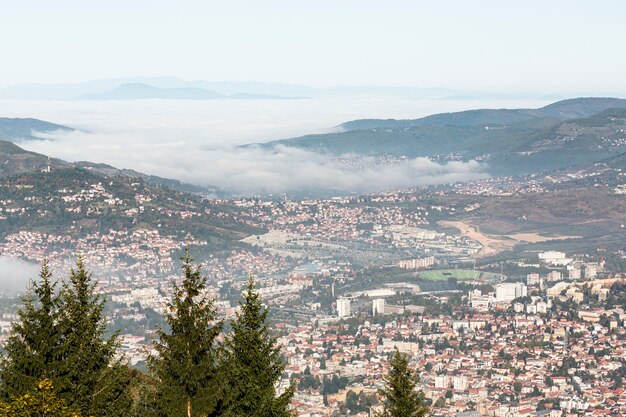 Vista deslumbrante sobre edifícios e natureza