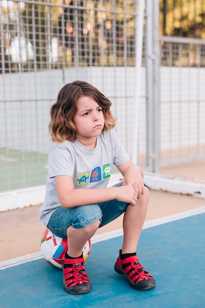 Vista dianteira, de, criança, sentando bola