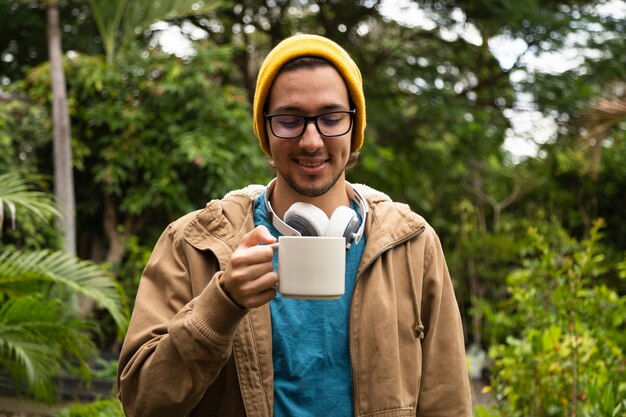 Vista dianteira, de, homem, café bebendo